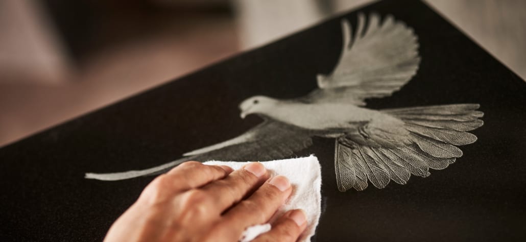 Fotogravur einer Taube auf einem Grabmal